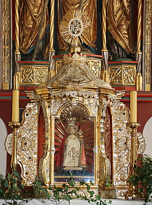 Schönbach, Pfarrkirche Mariae Lichtmess, linker Seitenaltar, barocker Schrein mit Prager Jesulein, 1743 aufgestellt